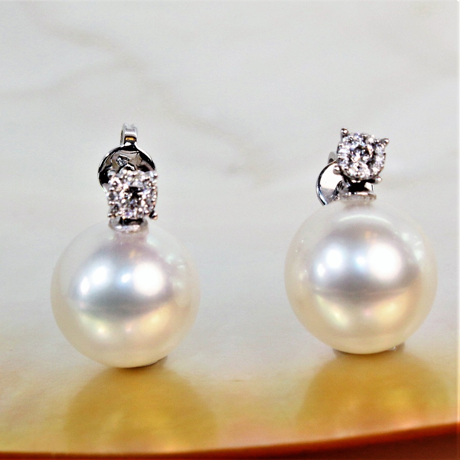 Boucles D'oreilles En Or Blanc Avec Perles Des Mers Du Sud Gravées - Occasion