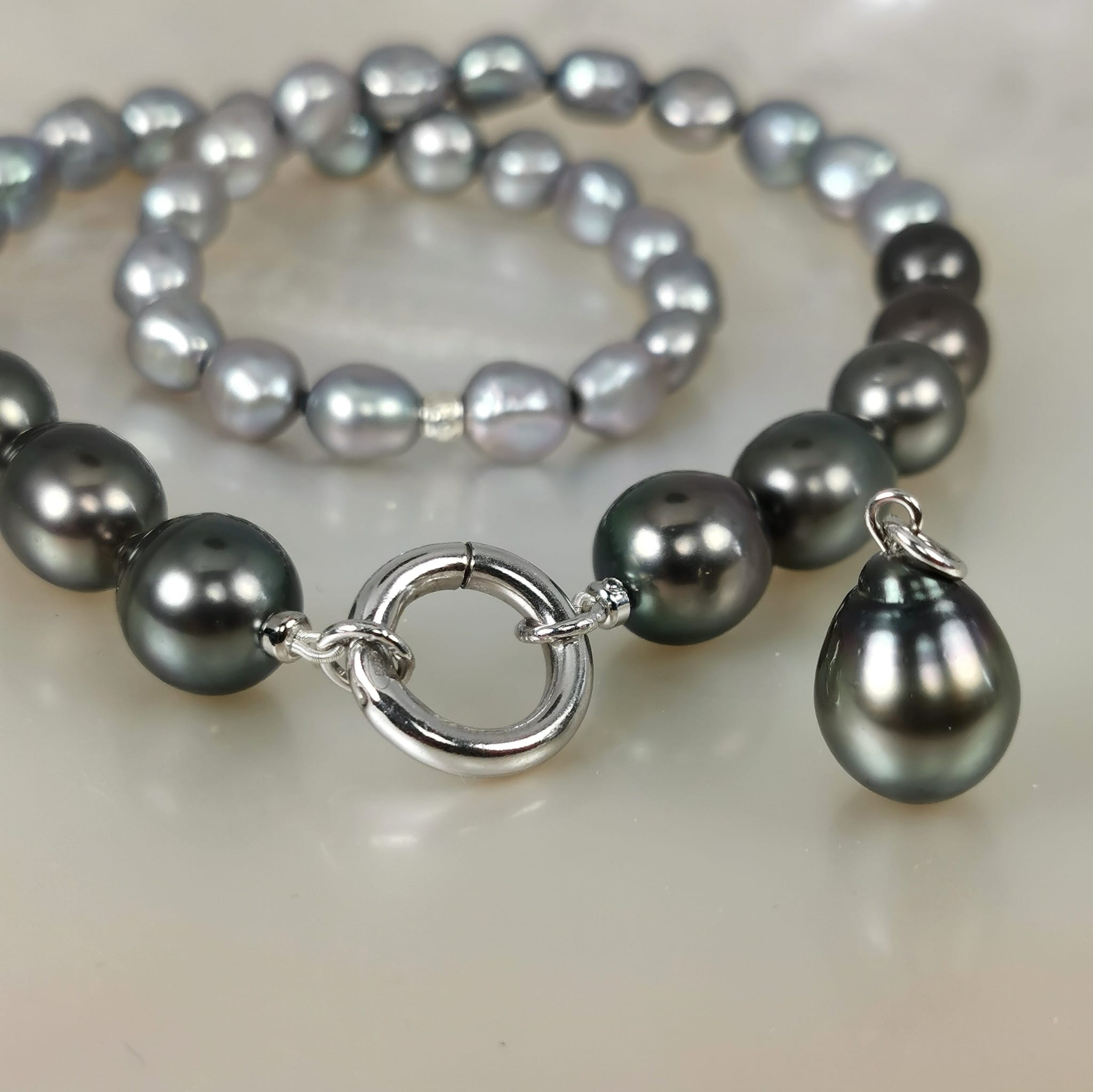 Tahiti cultured pearls necklace with Freshwater 925S. Collier perles noires de Tahiti baroques