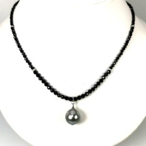 collier perle de Tahiti goutte et pierres précieuses